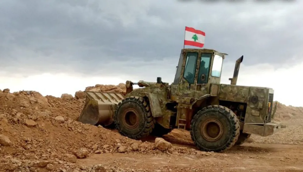 بالصور- الجيش اللبناني يغلق معابر غير شرعية في مشاريع القاع والهرمل
