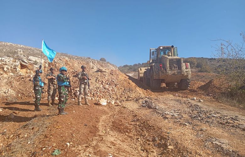 الجيش اللبناني يزيل ساتراً ترابياً (مرفقة بالبيان).