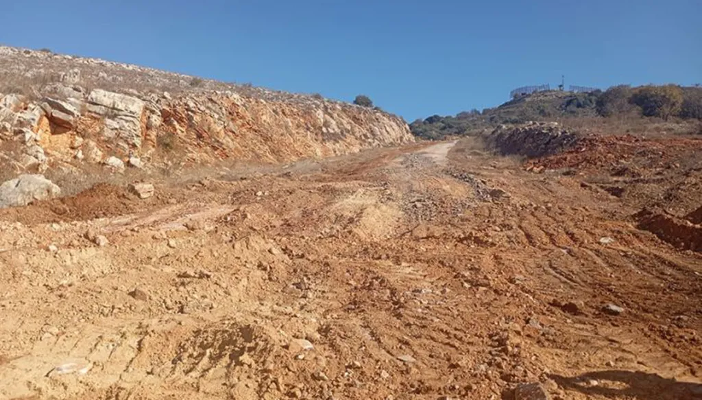 الجيش اللبناني يزيل ساتراً ترابياً أقامه الجيش الإسرائيلي في خراج مركبا- مرجعيون