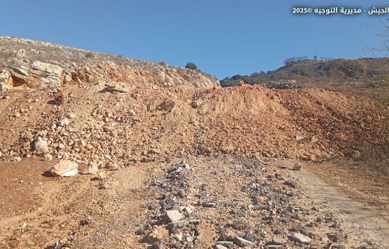 الجيش اللبناني يزيل ساتراً ترابياً (مرفقة بالبيان).