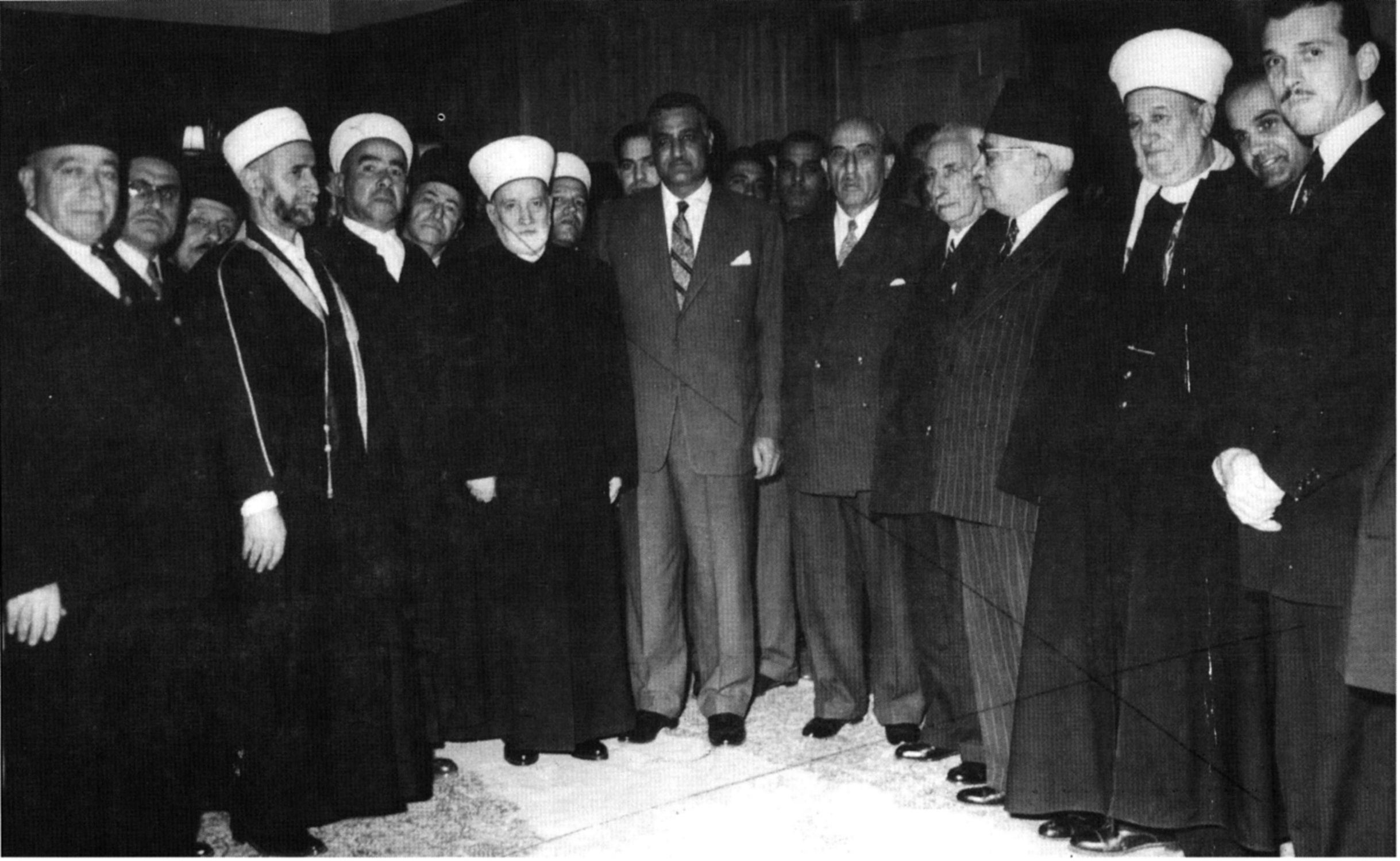 المفتي محمد علايا إلى جانب الرئيس المصري جمال عبد الناصر والسوري شكري القوتلي مع عدد من الشخصيات في دمشق. (أرشيف النهار)