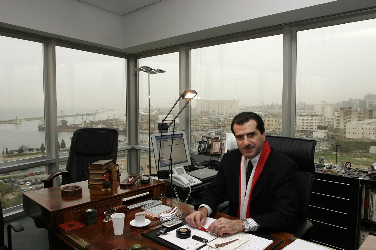 الشهيد جبران تويني في مكتبة في جريدة النهار.