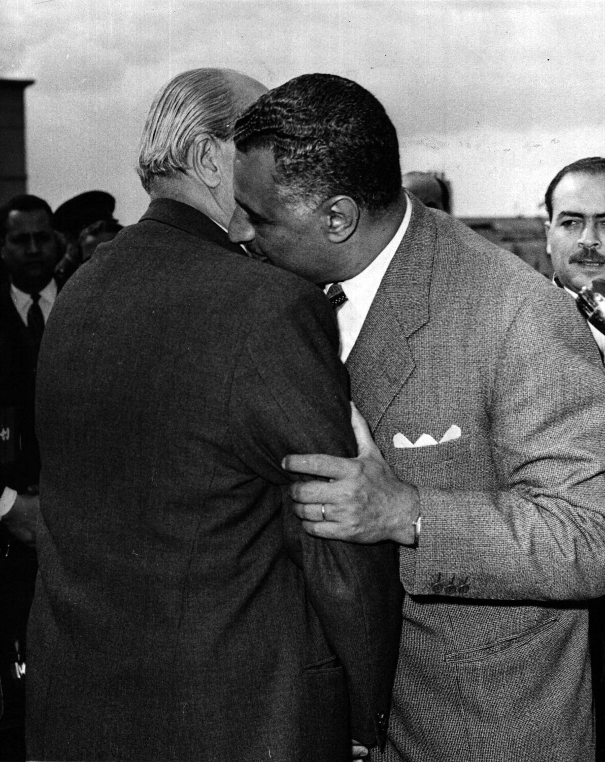 الرئيس المصري جمال عبد الناصر مستقبلاً الرئيس السوري الأسبق شكري القوتلي في القاهرة. (أرشيف النهار)