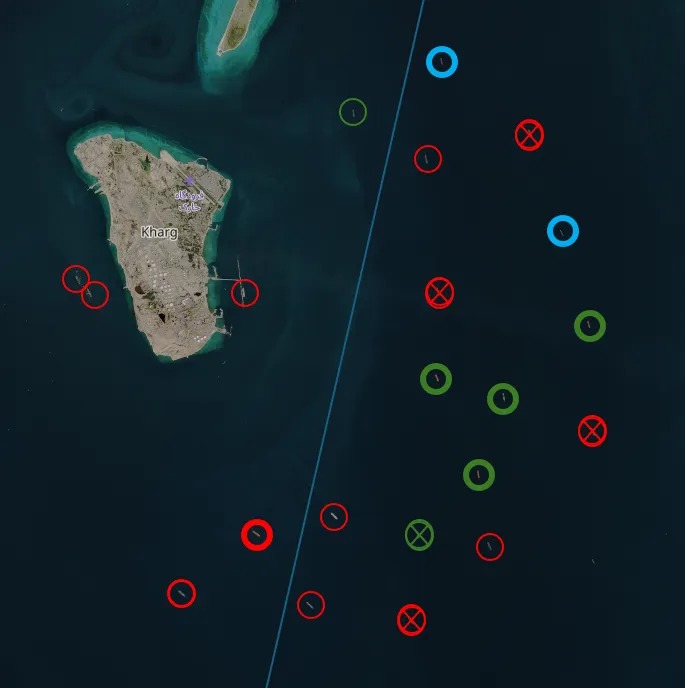 ناقلات النفط حول محطة جزيرة خارك النفطية الإيرانية في 20 شباط/فبراير 2026. الناقلات المحاطة بدائرة عريضة لم تتحرك منذ 15 شباط/فبراير. أما الناقلات التي عليها علامة × فقد غادرت منذ 15 شباط/فبراير. (بلومبيرغ)