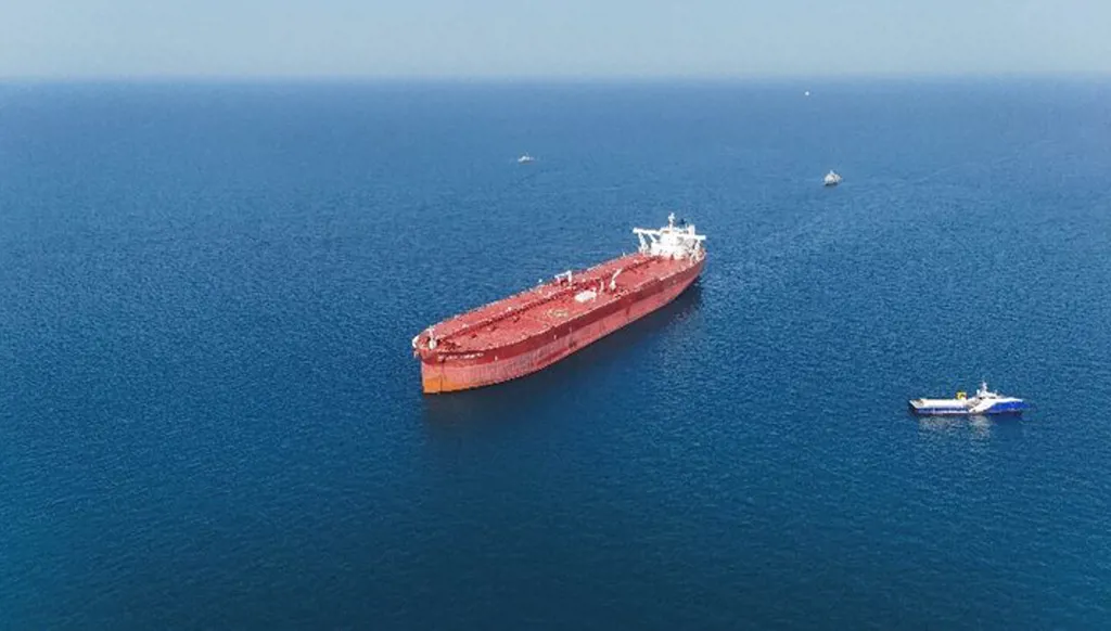 النفط يتراجع أكثر من 2% مع تراجع توقعات الطلب العالمي