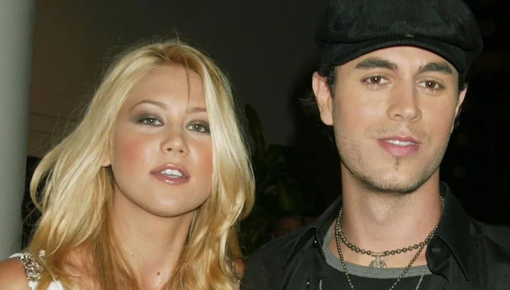 إنريكي إغليسياس وآنا كورنيكوفا يرحبان بمولودهما الرابع