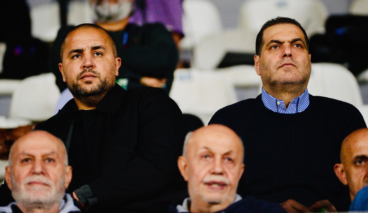 بوقرة يتابع مباراة الأنصار والصفاء في جونية وبجانبه مدير المنتخب اللبناني رشيد نصار. (طلال سلمان)