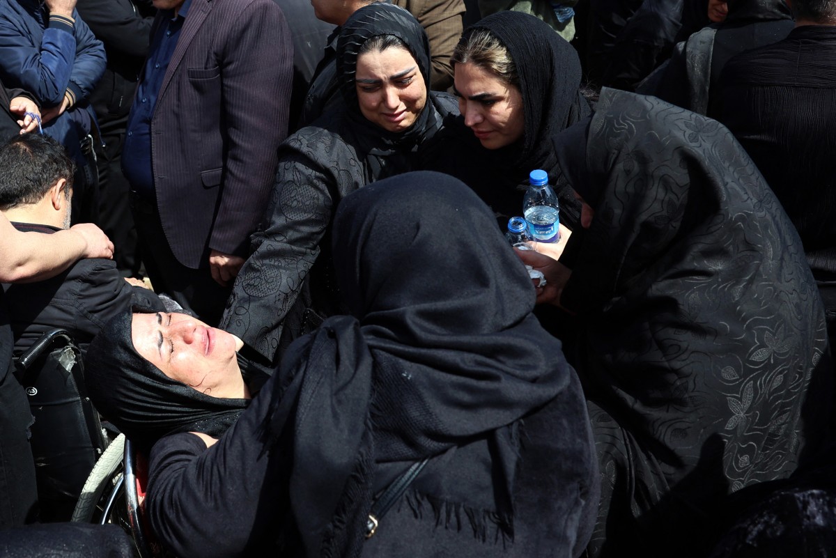 نساء إيرانيات خلال جنازة لضحايا الحرب في مقبرة بهشت ​​زهراء جنوب طهران في 26 آذار/مارس 2026 (أ ف ب)