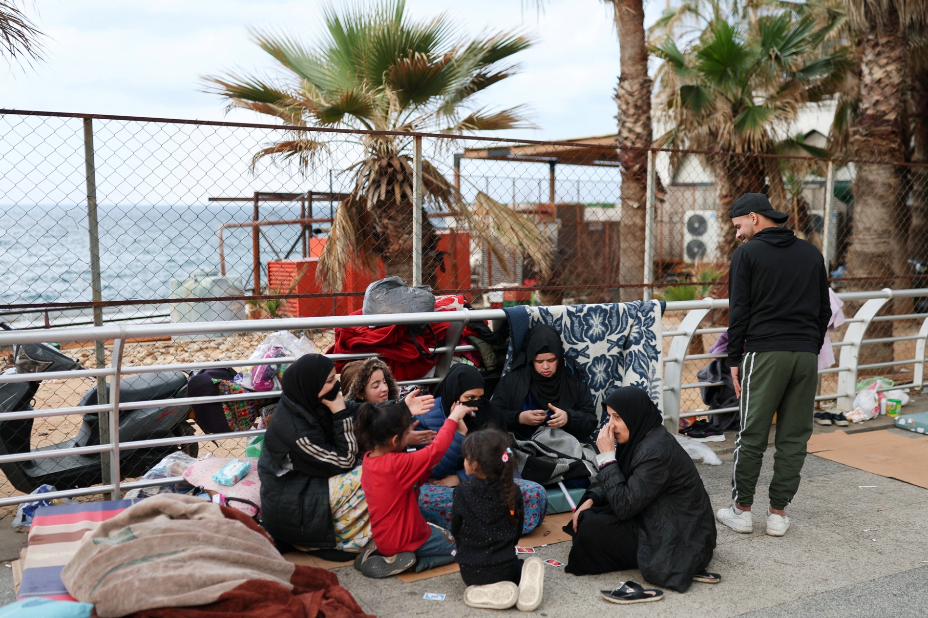 من نتائج ضعف الجمهورية اللبنانية نزوح إلى العاصمة من مناطق خطرة بسبب توريط لبنان في حروب لا صلو له به. (فرانس برس)