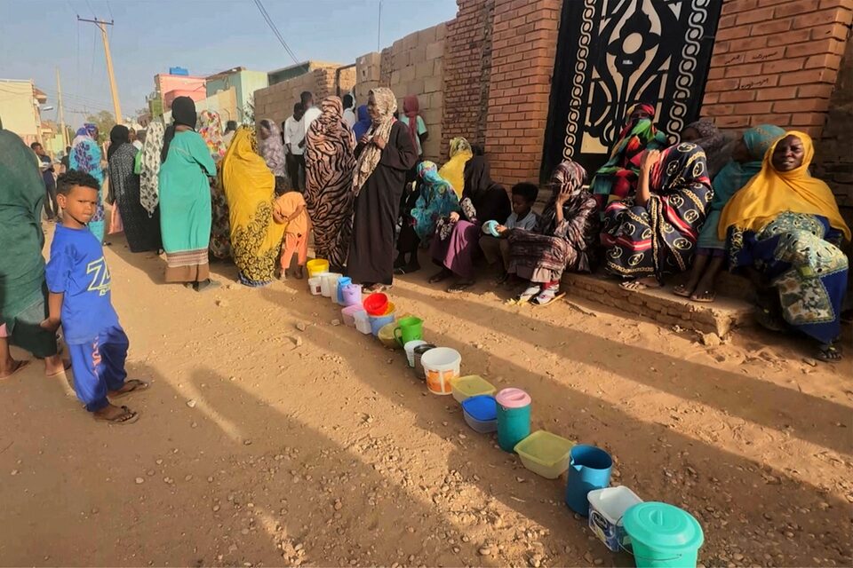 نازحون سودانيون ينتظرون الحصول على مساعدات غذائية (رويترز)
