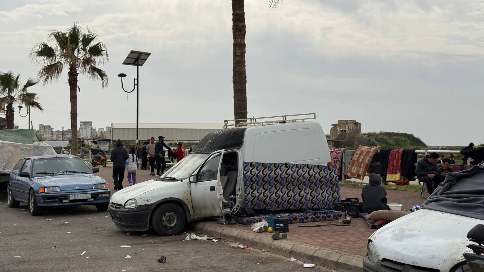 نازحون يفنرشون الأرصفة في مدينة صيدا (أحمد منتش)