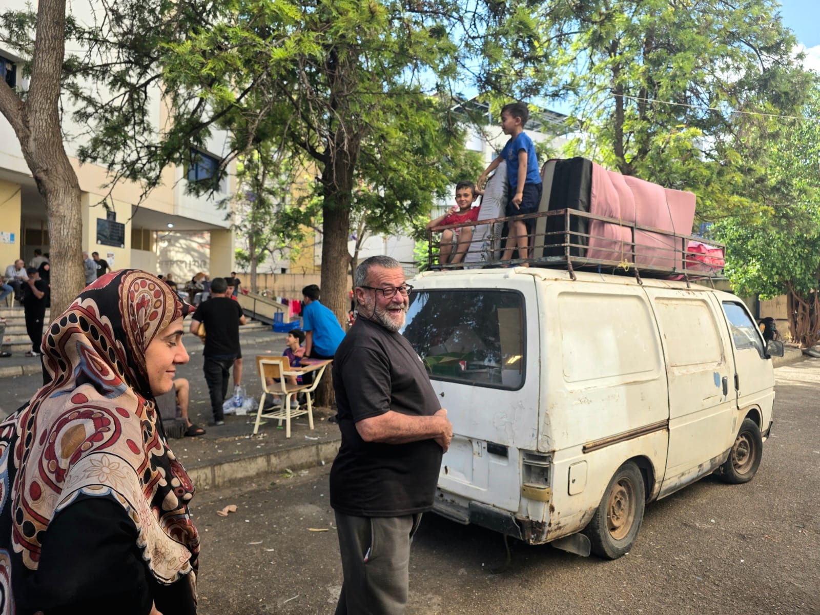 نازحون يحزمون أمتعتهم ويستعدون للعودة إلى قراهم في جنوب لبنان (أحمد منتش)