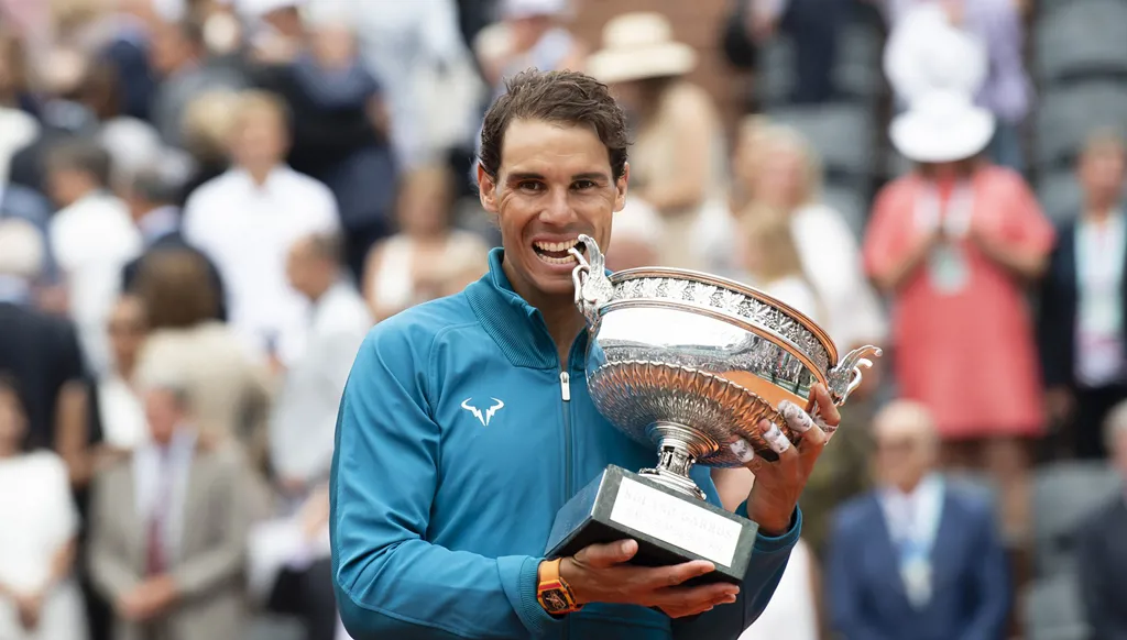 خلف بريق الكؤوس... أبطال خاضوا معاركهم بأجساد مكسورة