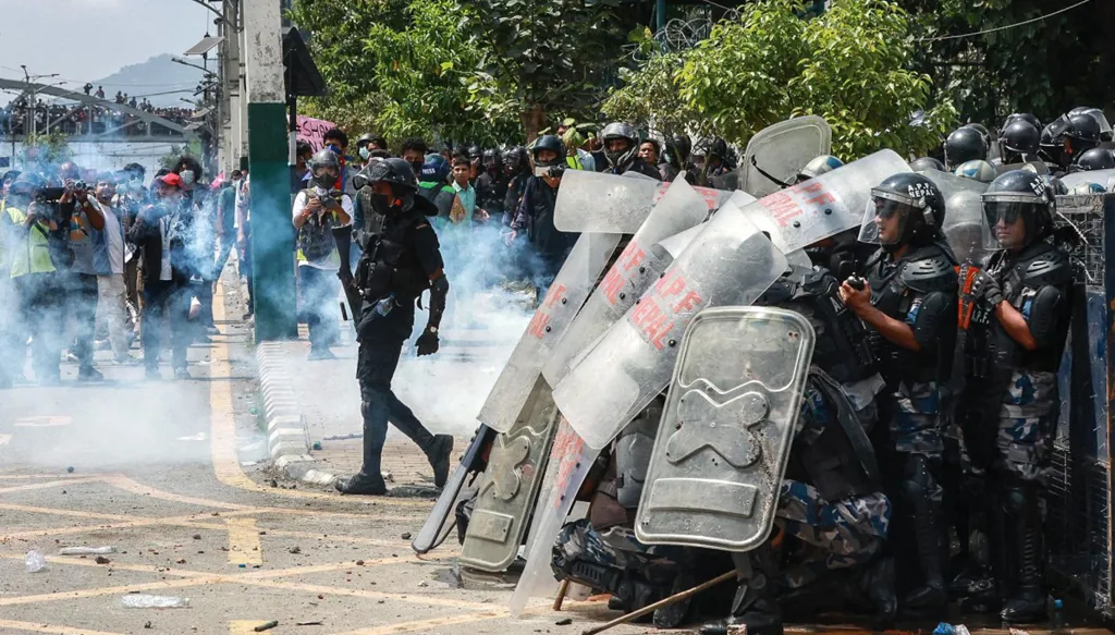النيبال تتراجع عن حجب مواقع التواصل عقب مقتل 19 شخصاً باحتجاجات دامية