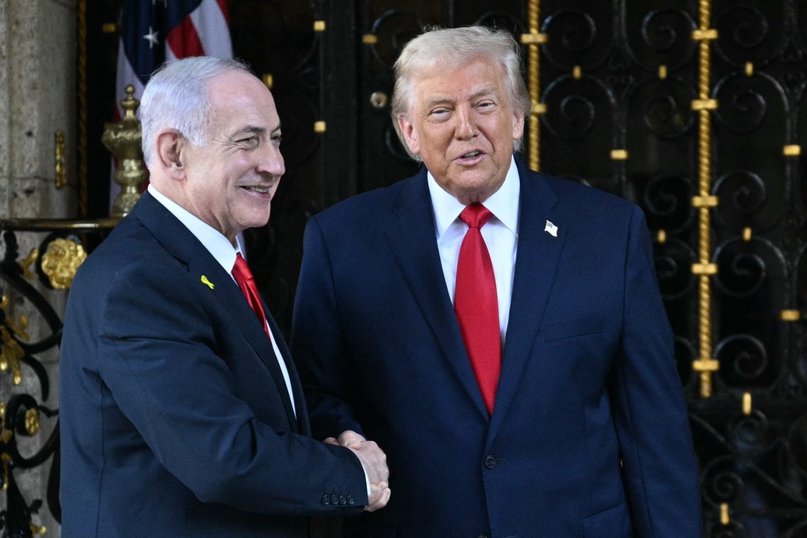 الرئيس الأميركي دونالد ترامب (يمين) ورئيس الوزراء الإسرائيلي بنيامين نتنياهو (أ ف ب)