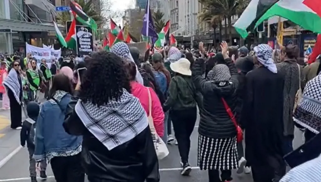 عشرات الآلاف يشاركون في مسيرة مؤيدة للفلسطينيين في أكبر مدن نيوزيلندا