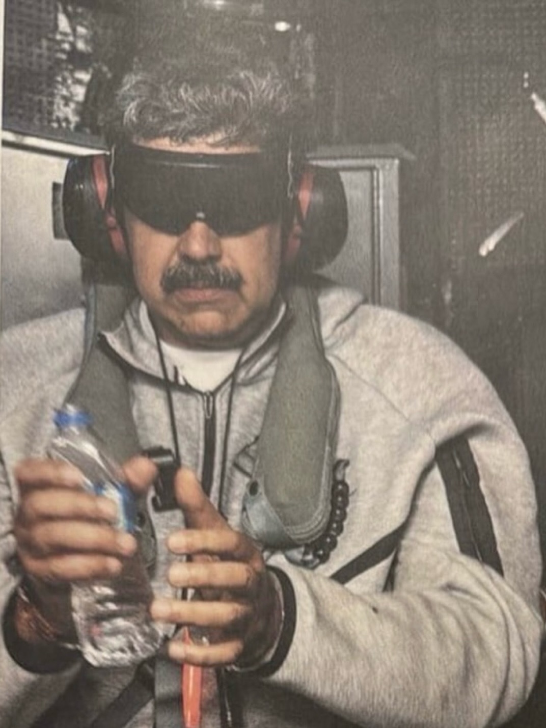 ملابس نيكولاس مادورو من علامة نايكي تشعل محركات البحث بعد اعتقاله (انترنت)