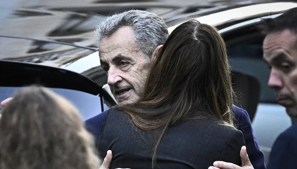 مذكرات نيكولا ساركوزي في السجن: الكتابة كآخر خطوط الدفاع