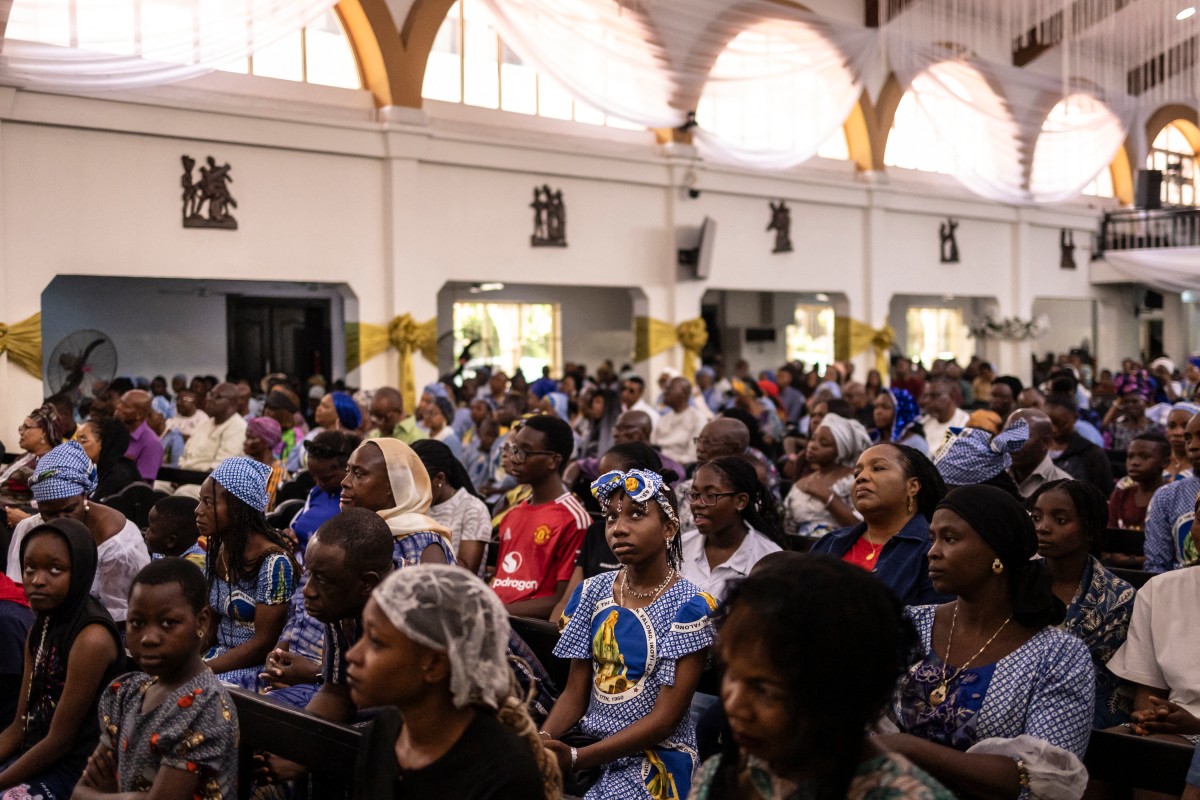 مصلون يشاركون بقداس في كنيسة الصعود في لاغوس (أ ف ب)‏