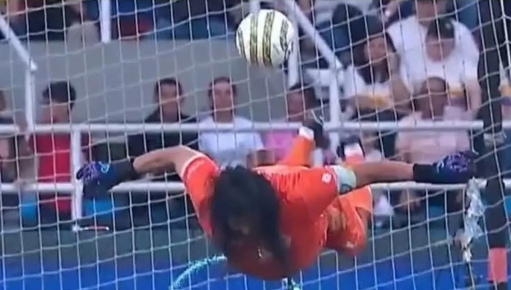 بعمر الـ60 عاماً... الأسطورة رينيه هيغيتا يعيد تنفيذ "تصدّي العقرب" (فيديو)