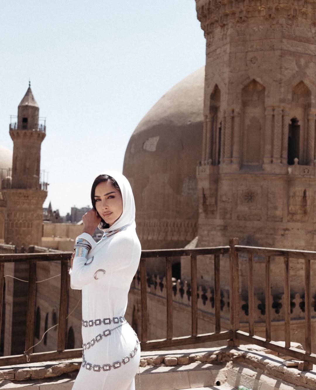 بسمة بوسيل بإطلالة الوشاح (انستغرام)