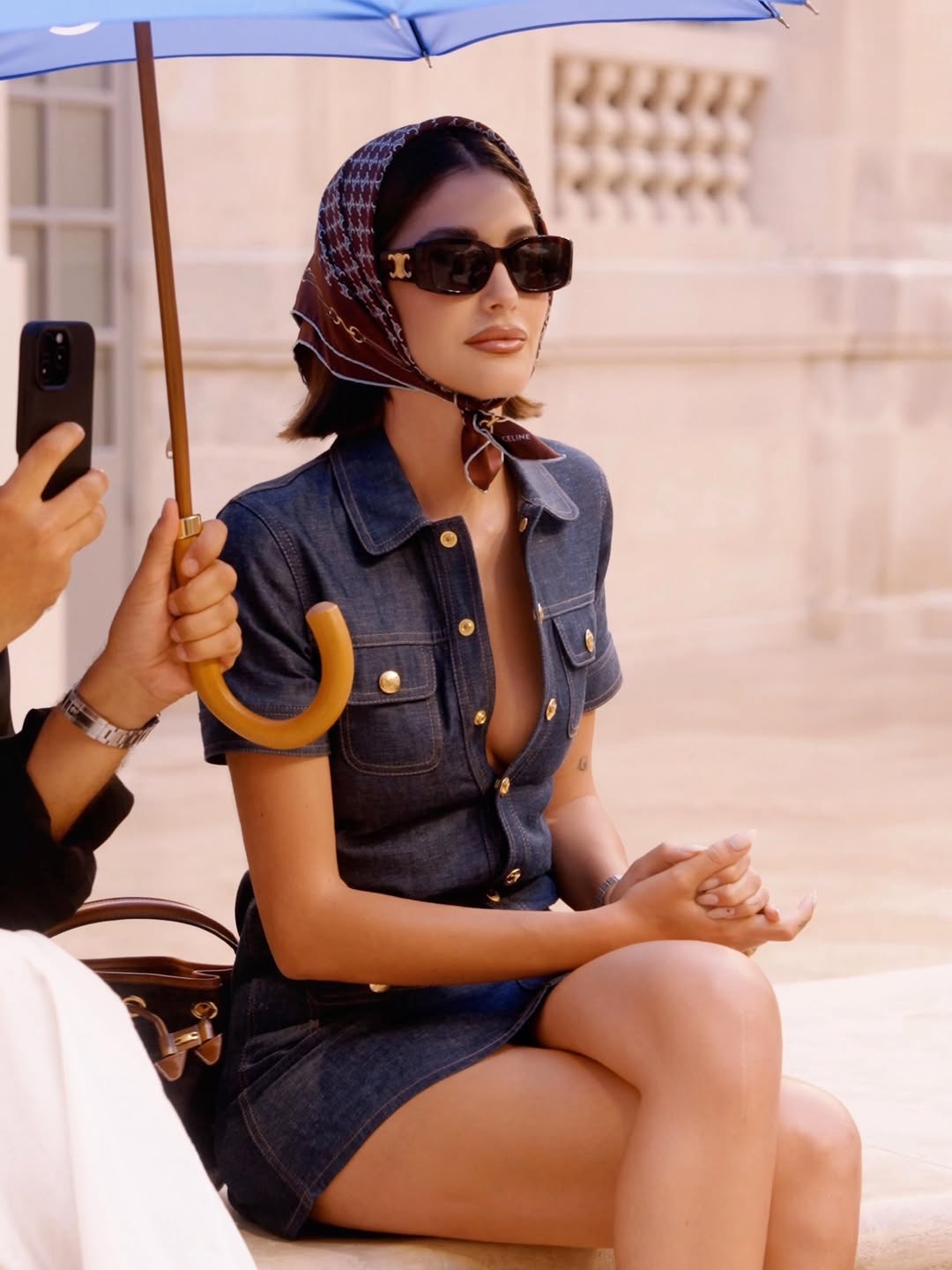 نور عريضة بأسلوب فرنسي من الزمن الجميل تطبق وشاح الرأس في باريس (إنستغرام)