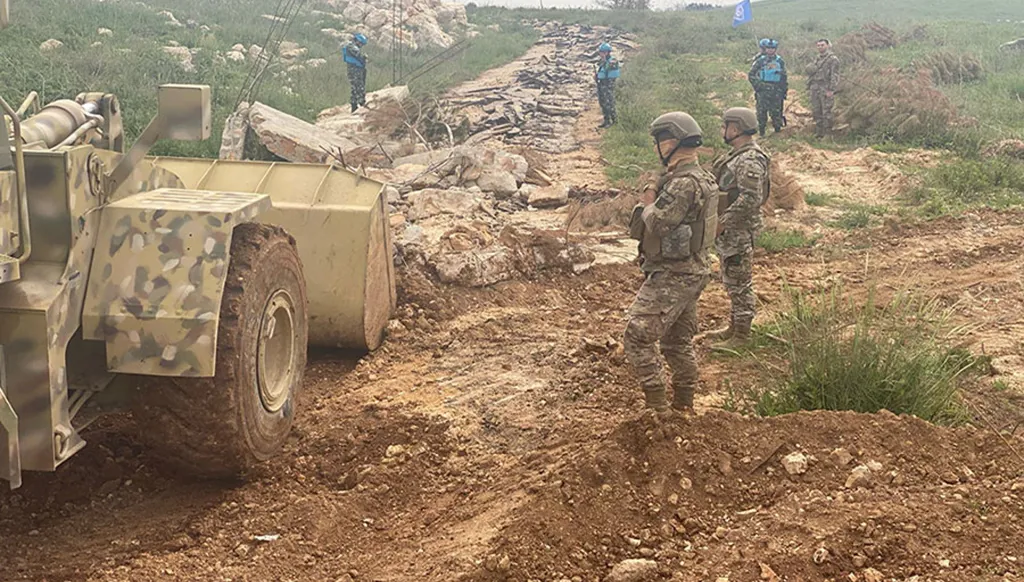الجيش اللبناني: إزالة شريط شائك مفخّخ في منطقة اللبونة – صور وسواتر ترابية في خراج بلدة العديسة – مرجعيون