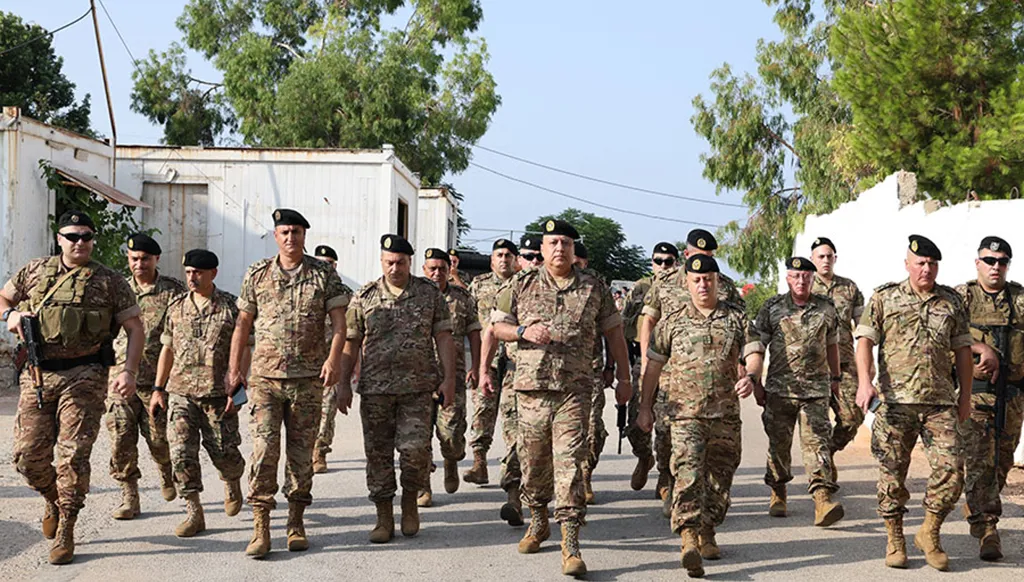 بالصور - قائد الجيش بالنيابة يتفقد عدداً من الوحدات المنتشرة في الجنوب