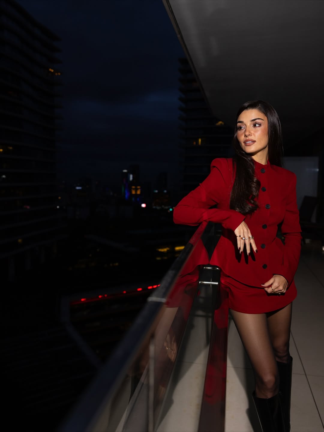 هانده ارتشيل بإطلالة بدلة التنورة باللون الاحمر الملوكي المناسب للاعياد (انستغرام)