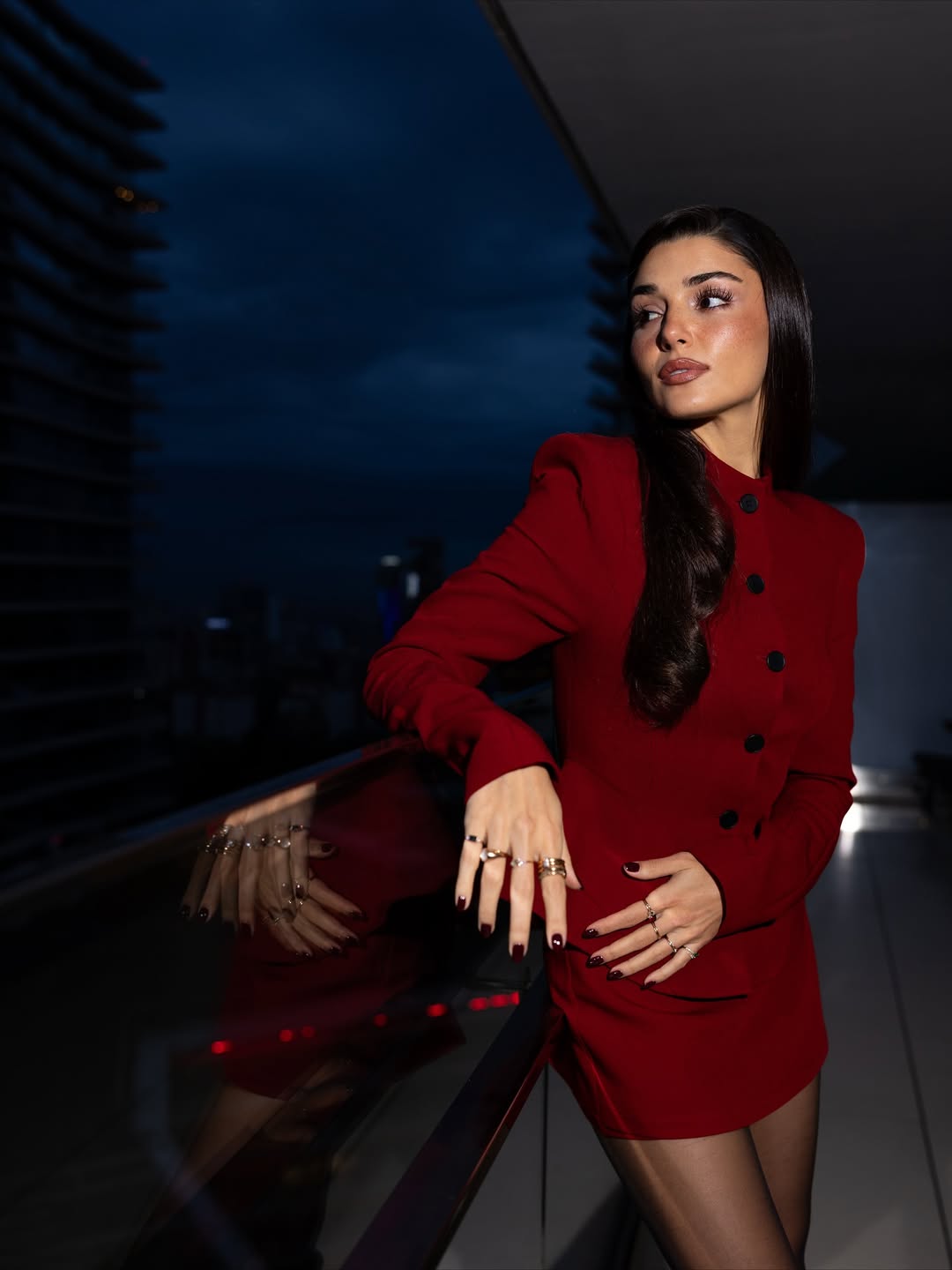 اطلالة هانده ارتشيل بأجدد صيحات الموضة (انستغرام)