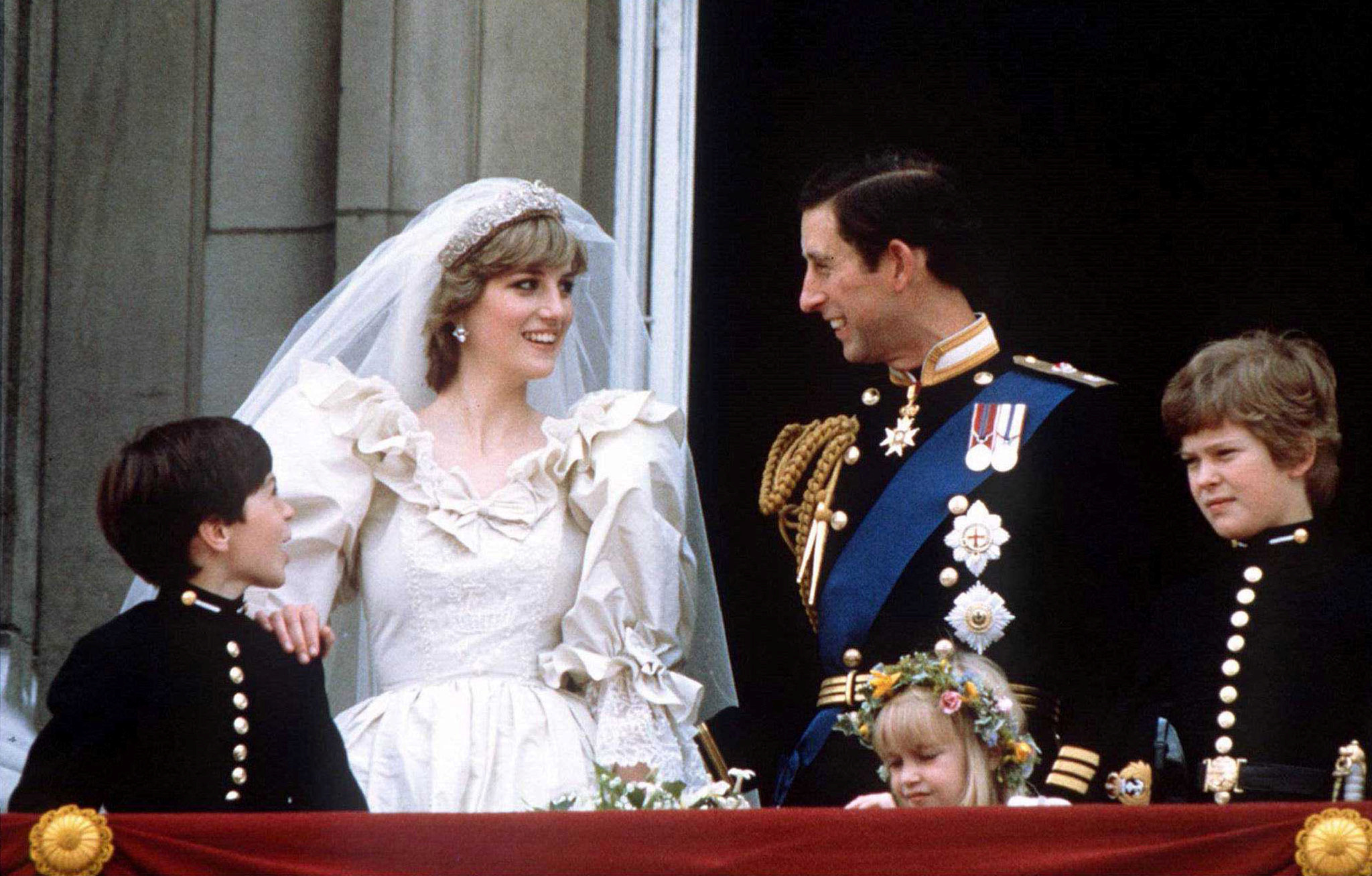 الأمير تشارلز والأميرة ديانا يوم زفافهما عام 1981. (Reuters)