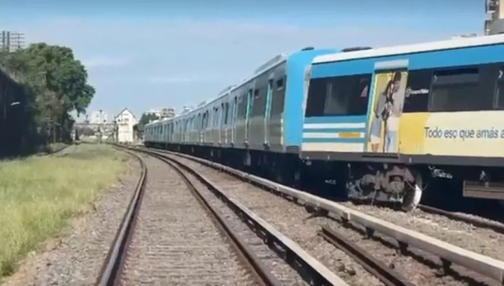 في الأرجنتين... إصابة 19 شخصاً في حادث خروج قطار عن السكة (فيديو)