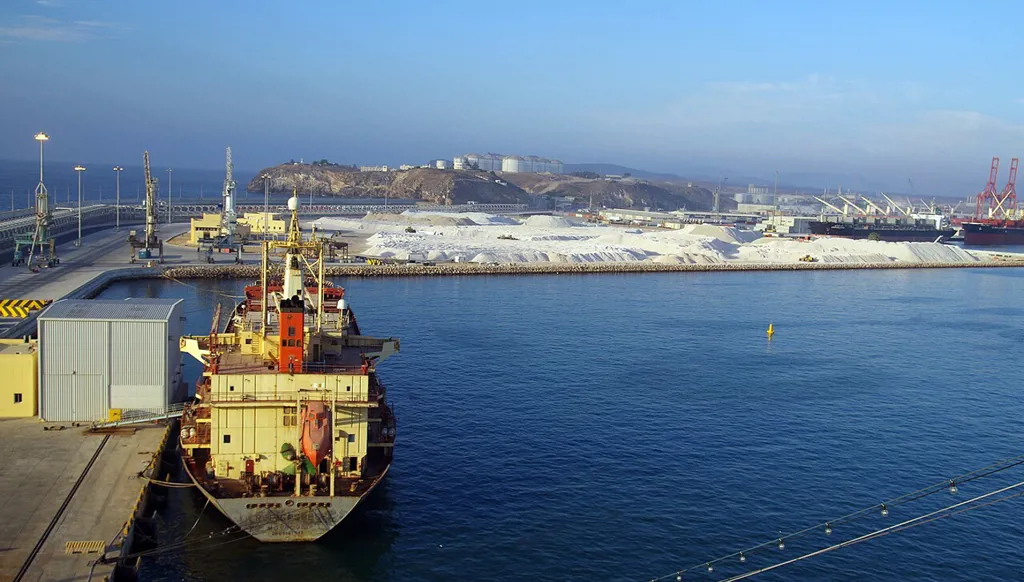 طائرات مسيّرة تصيب خزانات وقود في ميناء صلالة... وسلطان عُمان يستنكر الاستهدافات الإيرانية