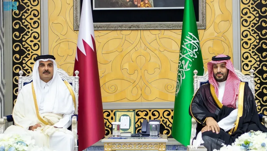 ولي العهد السعودي يُعزّي هاتفياً أمير قطر بوفاة الشيخ حمد بن خليفة