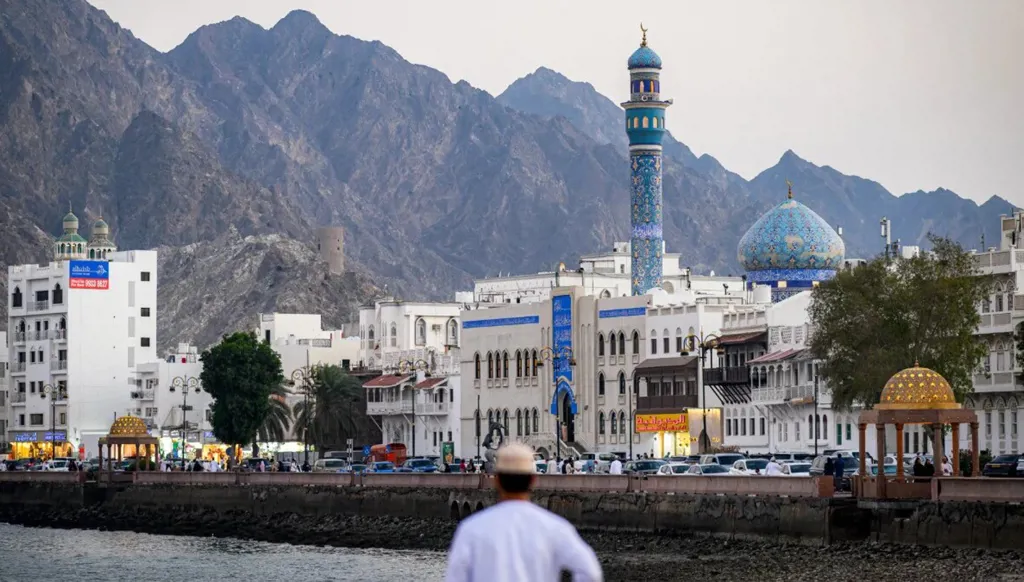 سلطنة عُمان والدور الدقيق: توازن بين الخليج والولايات المتحدة وإيران