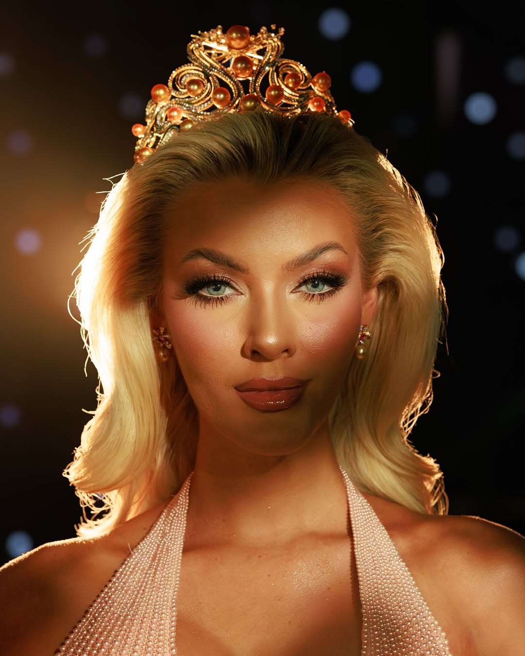 ملكة جمال الكون فيكتوريا كجري ثيلفيغ قبل تسليم التاج (انستغرام)