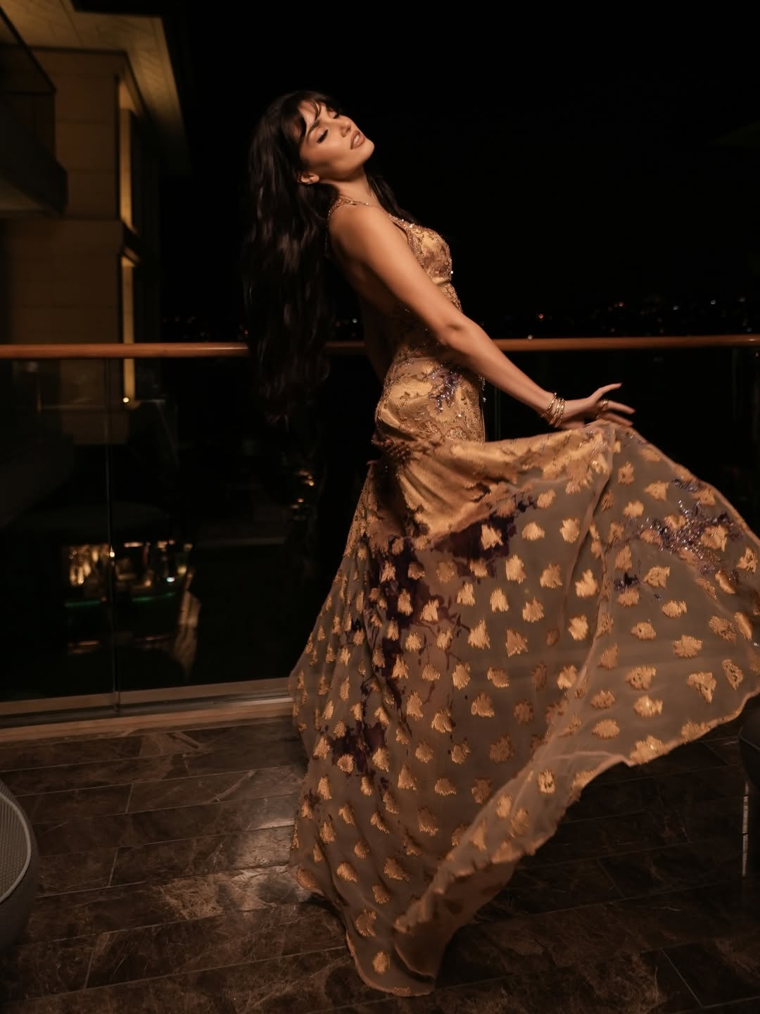 هاندة أرتشيل تحيي تصميم إيلي صعب القديمة بلمسة معاصرة (انستغرام)