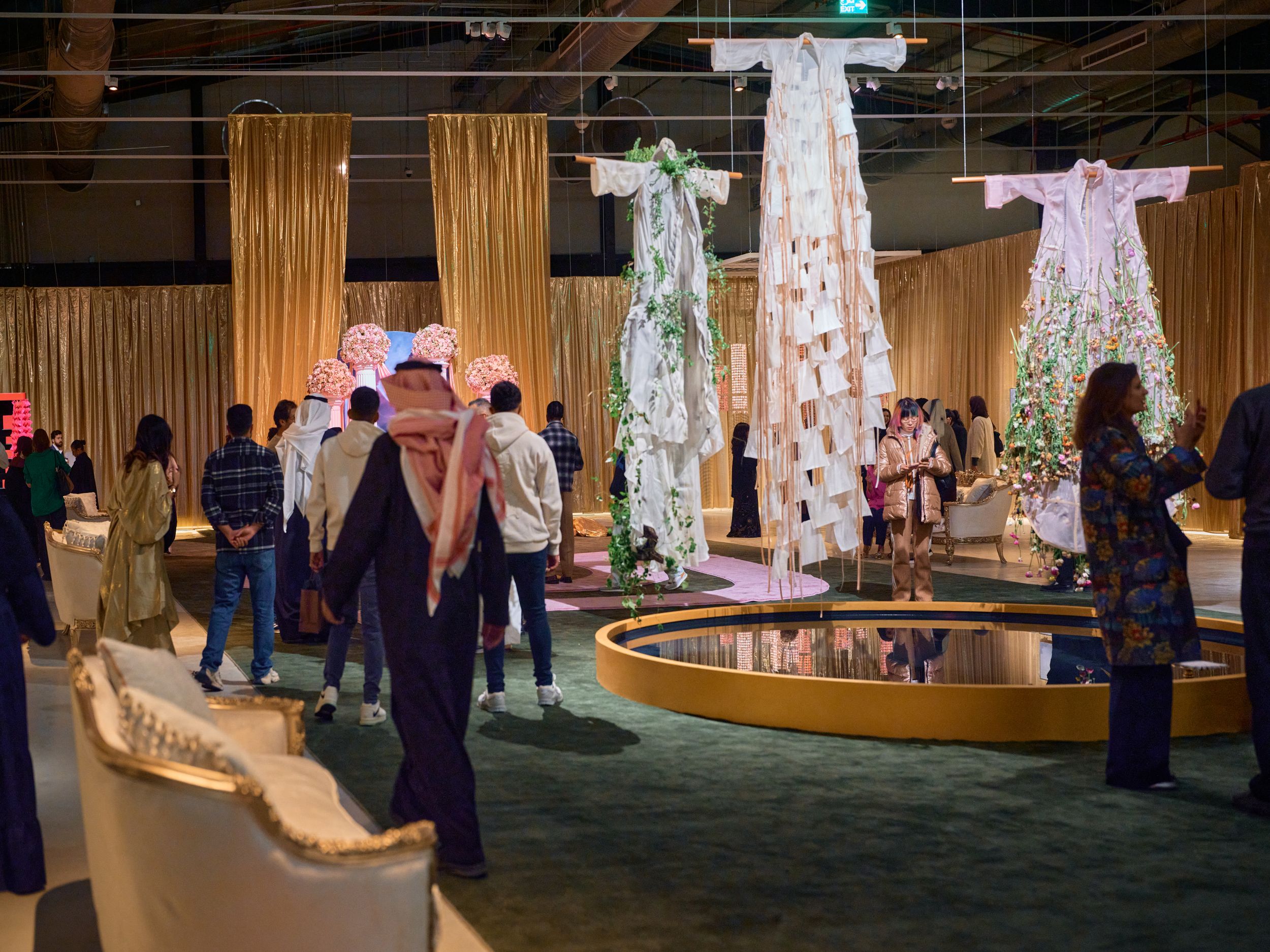 إيلي صعبفي كواليس مجموعته الجديدة (المكتب الإعلامي).