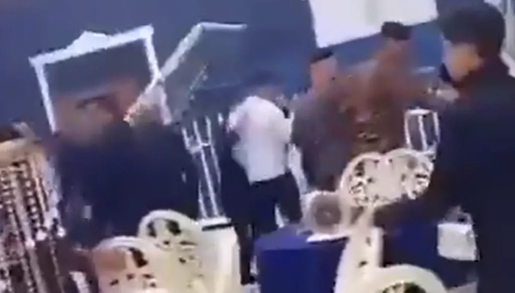 بالفيديو- حفل زفاف تحوّل عراكاً والقوى الأمنية تتدخّل