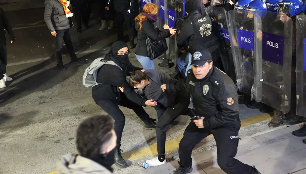 الشرطة التركية تعتقل أحد المحتجين (أ ف ب)