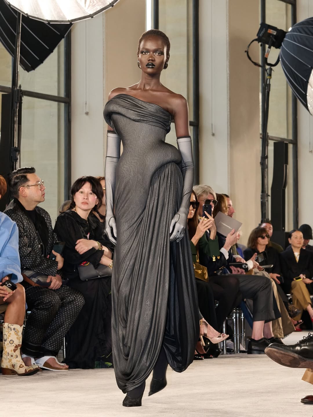 احمر الشفاه الاسود من سكياباريللي لخريف 2025 (انستغرام)