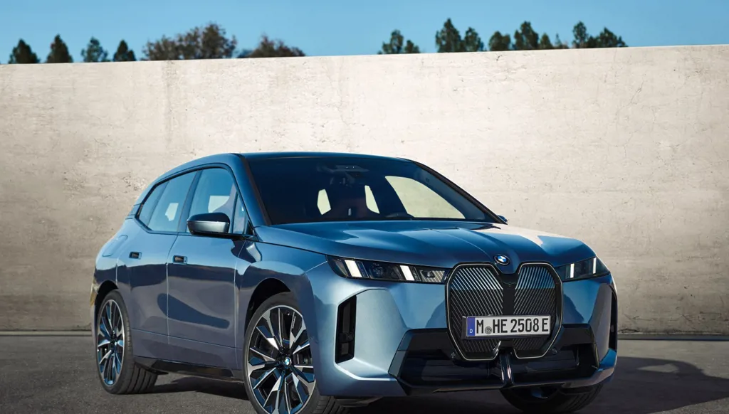BMW iX الجديدة: أيقونة كهربائية تعيد تعريف الفخامة والأداء في عالم التنقّل المستدام