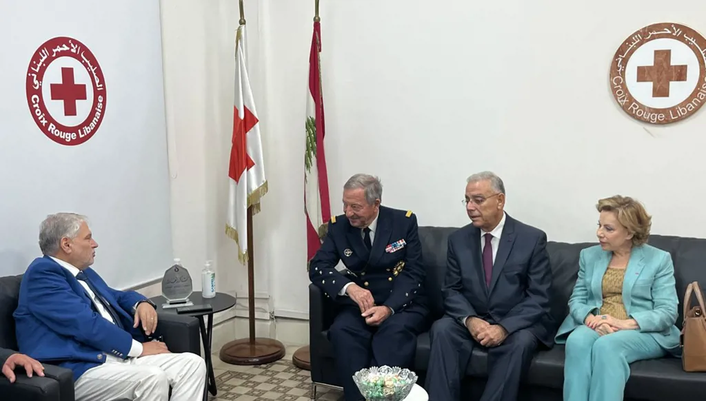 رئيس جوقة الشرف الفرنسية ينهي زيارته للبنان بلقائين في الصليب الأحمر ومستشفى أوتيل ديو