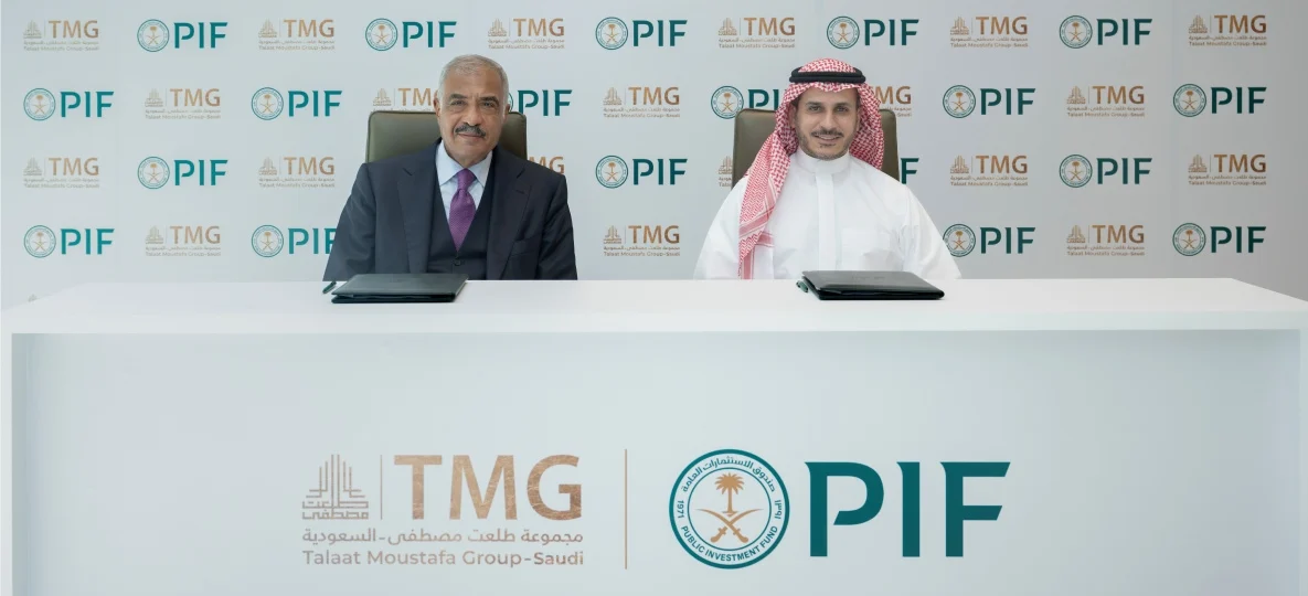 يوقع سعد الكرود رئيس الإدارة العامة للاستثمارات العقارية المحلية بصندوق الاستثمارات العامة مذكرة التعاون مع طلعت مصطفى الرئيس التنفيذي لمجموعة طلعت مصطفى