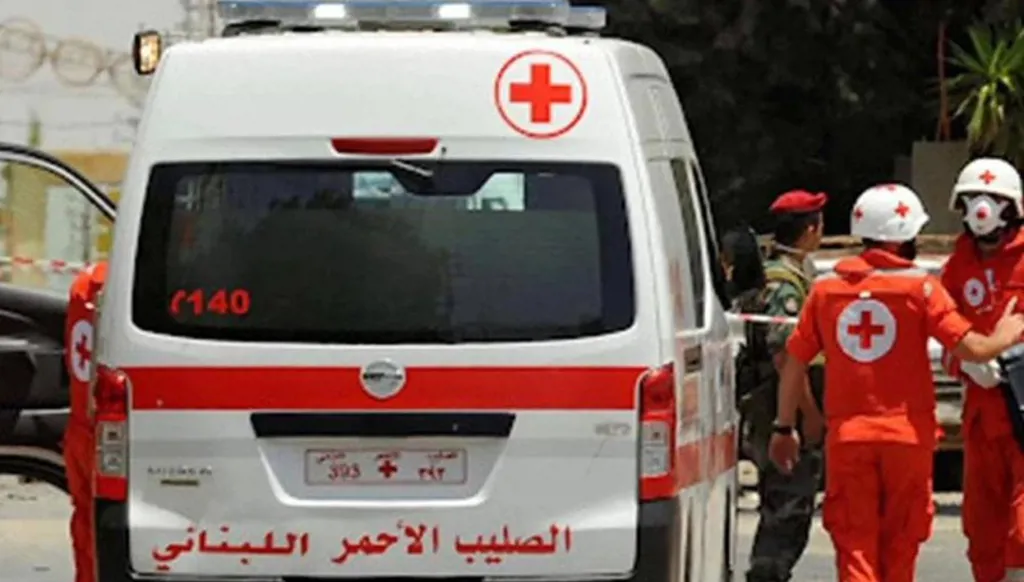 بالفيديو: شاب يسقط بين الصخور... والصليب الأحمر يتدخل لإنقاذه