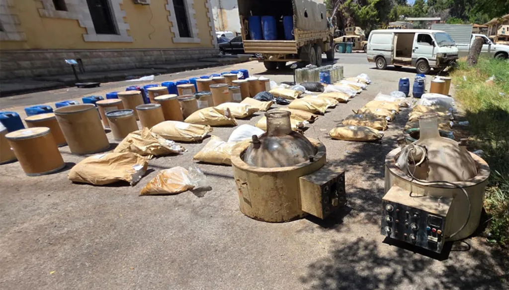 بالصور - الجيش اللبناني يضبط مصنعاً يحتوي على كمية كبيرة من المواد التي تستعمل لصناعة المخدرات