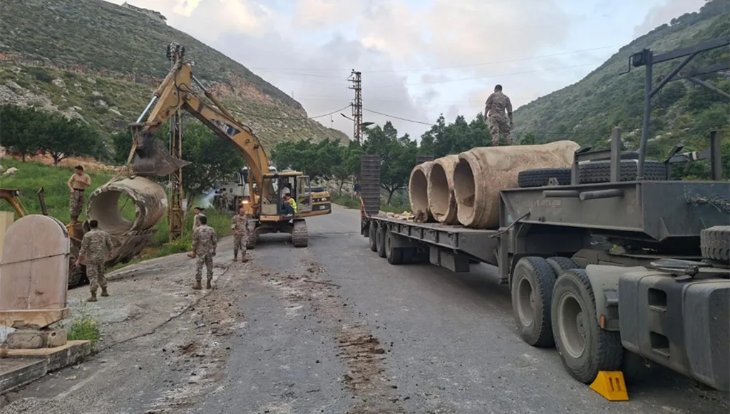 الجيش اللبناني: فتحنا طريق الخردلي - النبطية بالكامل وجسر برج رحال بشكل جزئي (صور)