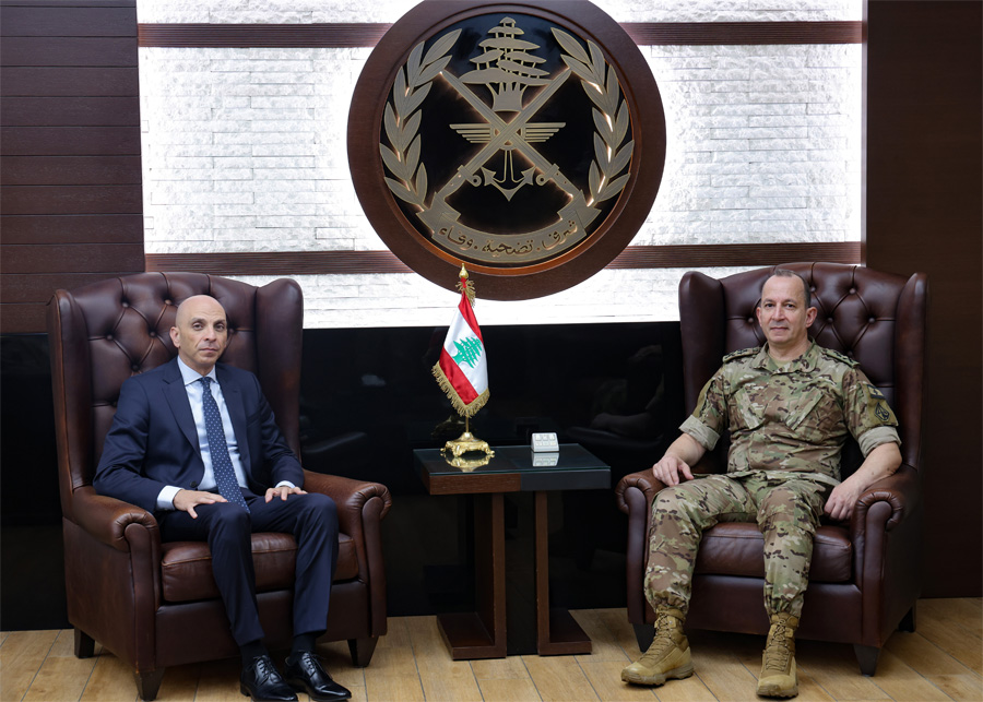 قائد الجيش خلال لقاء السفير المصري في لبنان تميم خلاف في اليرزة. (قيادة الجيش)