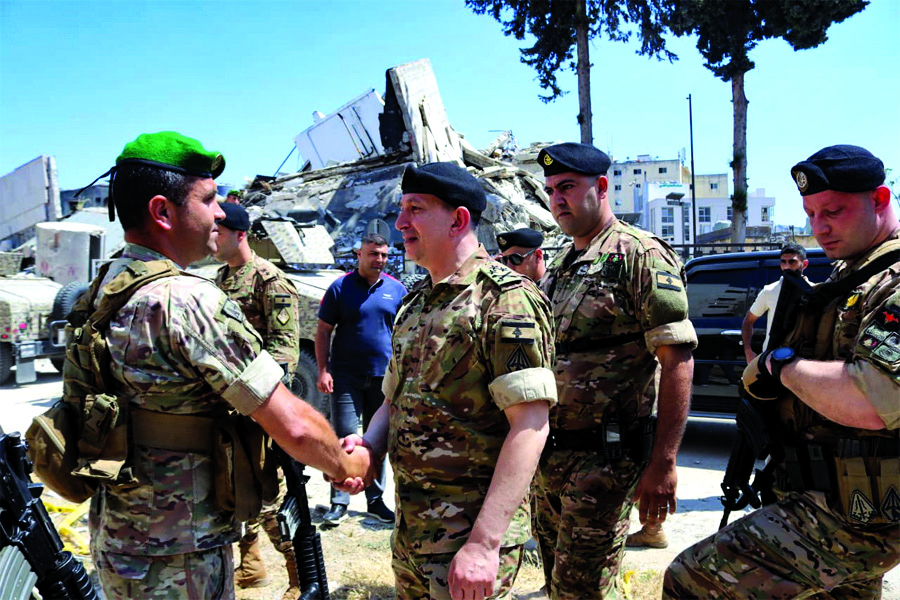Le Commandant Général Rodolphe Haykal avec des officiers et soldats inspectant les unités déployées dans la région de Nabatieh.