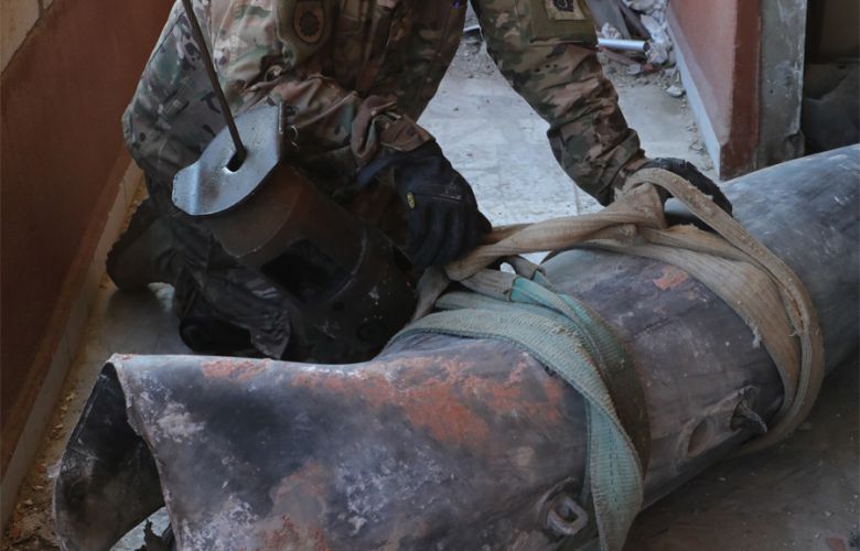 تفكيك قنابل طیران غیر منفجرة (الجيش اللبناني).